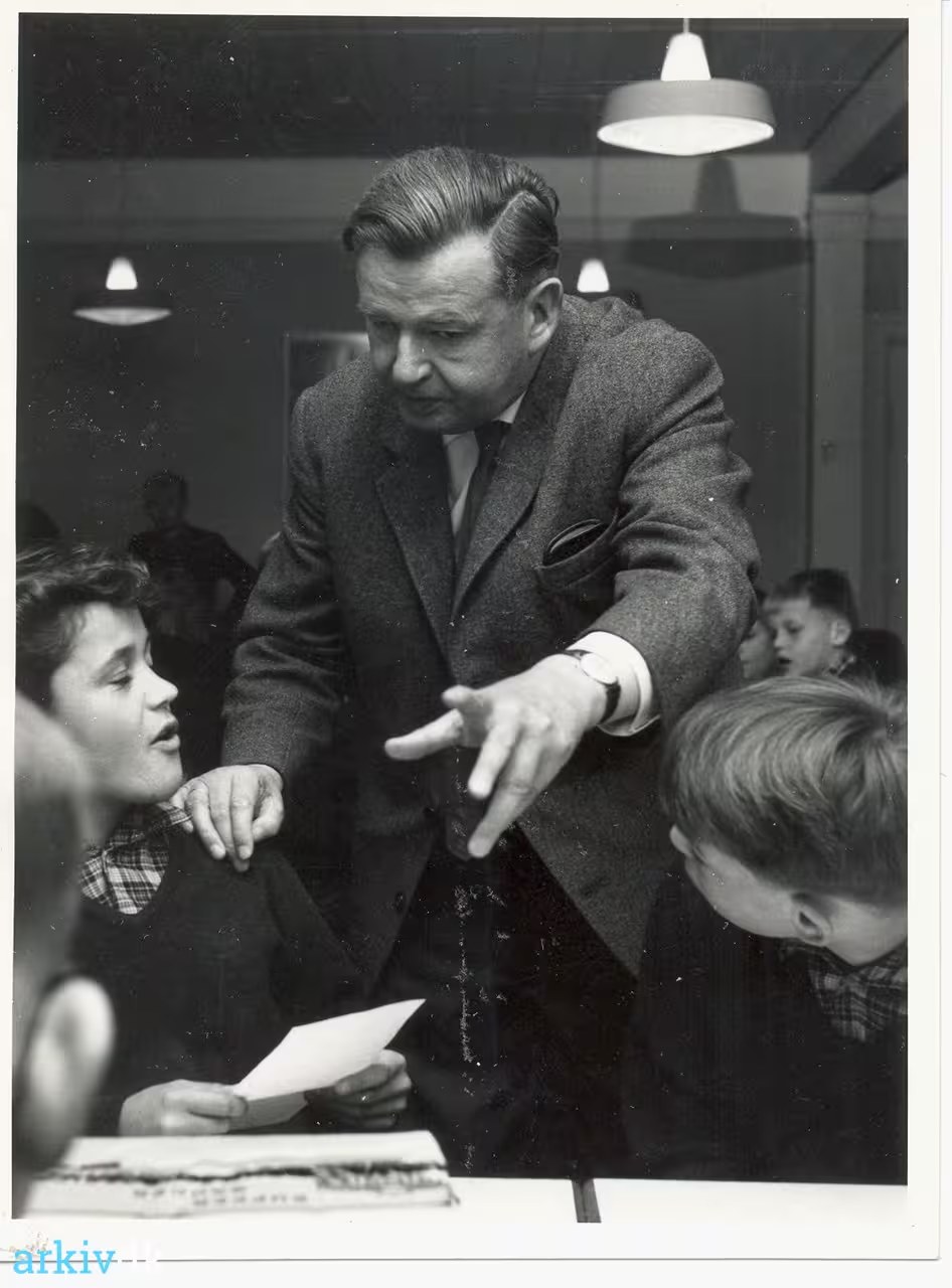 Forstander Poul Billgren taler med drengene på Julemærkehjemmet Lindersvold, først i 1960erne