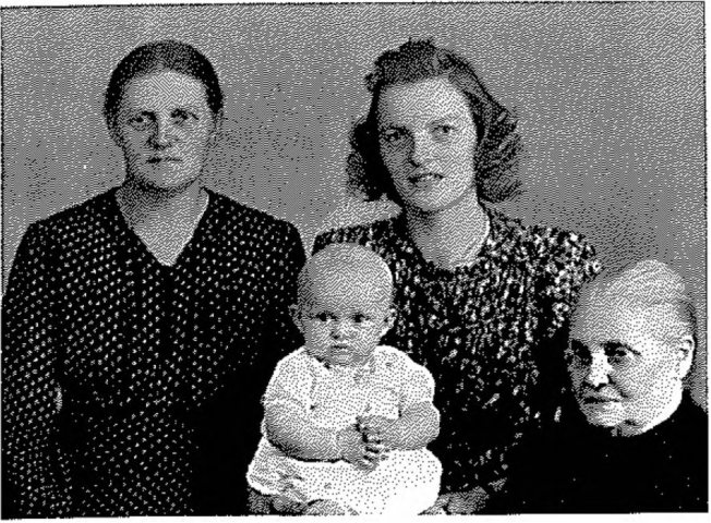Karen Marie Jensen Hangaard med sin moder, sin datter og sin datterdatter