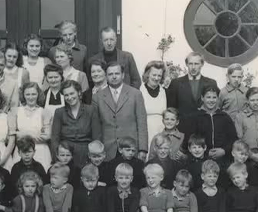 Udsnit af gruppebilledet fra 1947: personalet på Julemærkehjemmet Lindersvold