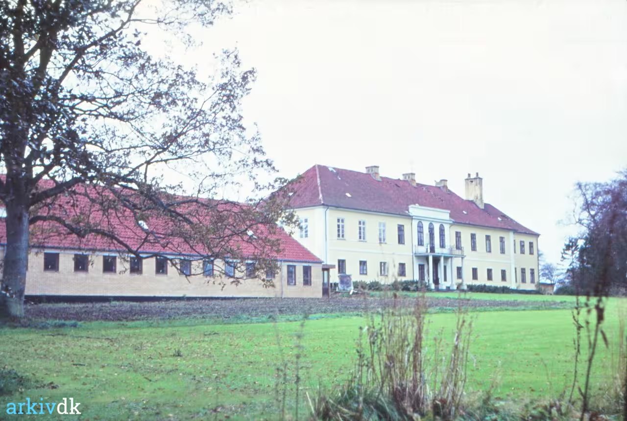 Lindersvold Julemærkehjem i 1967, hovedbygningen og en af de tre elevfløje set fra parken