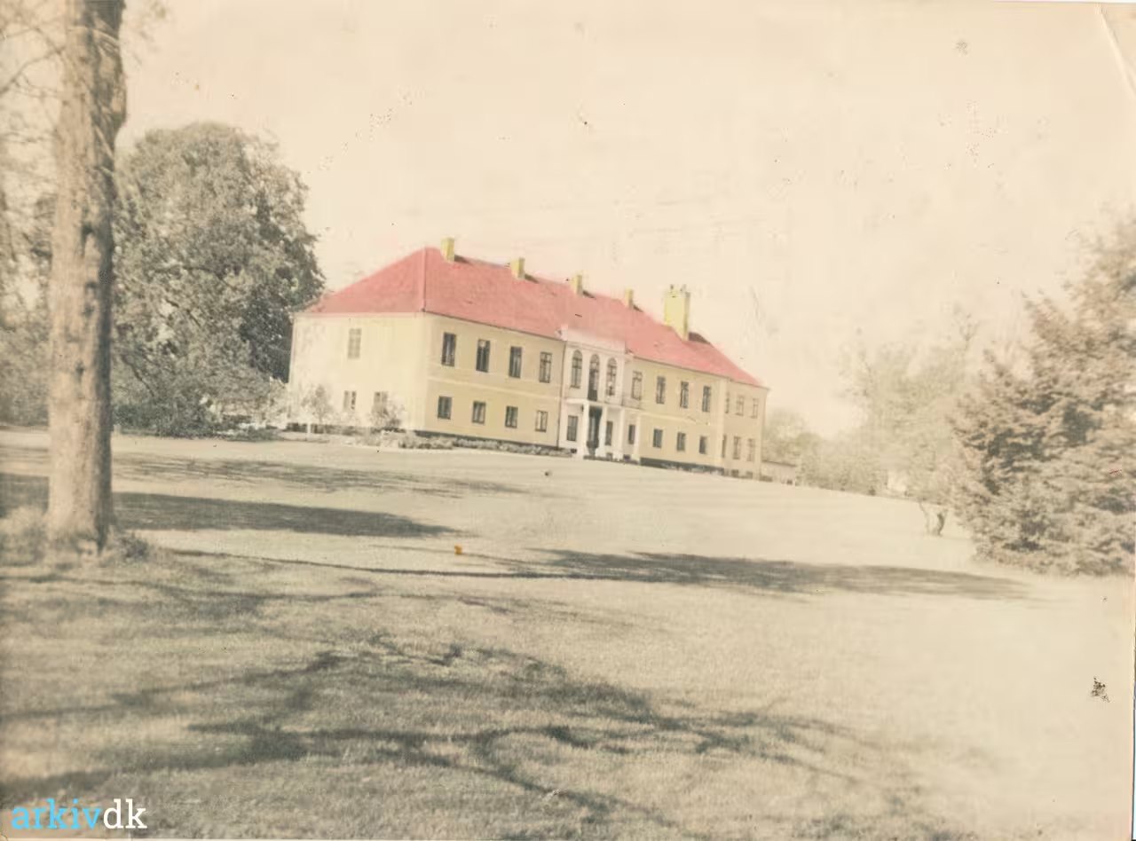 Hovedbygningen på Lindersvold set fra parken, koloreret foto