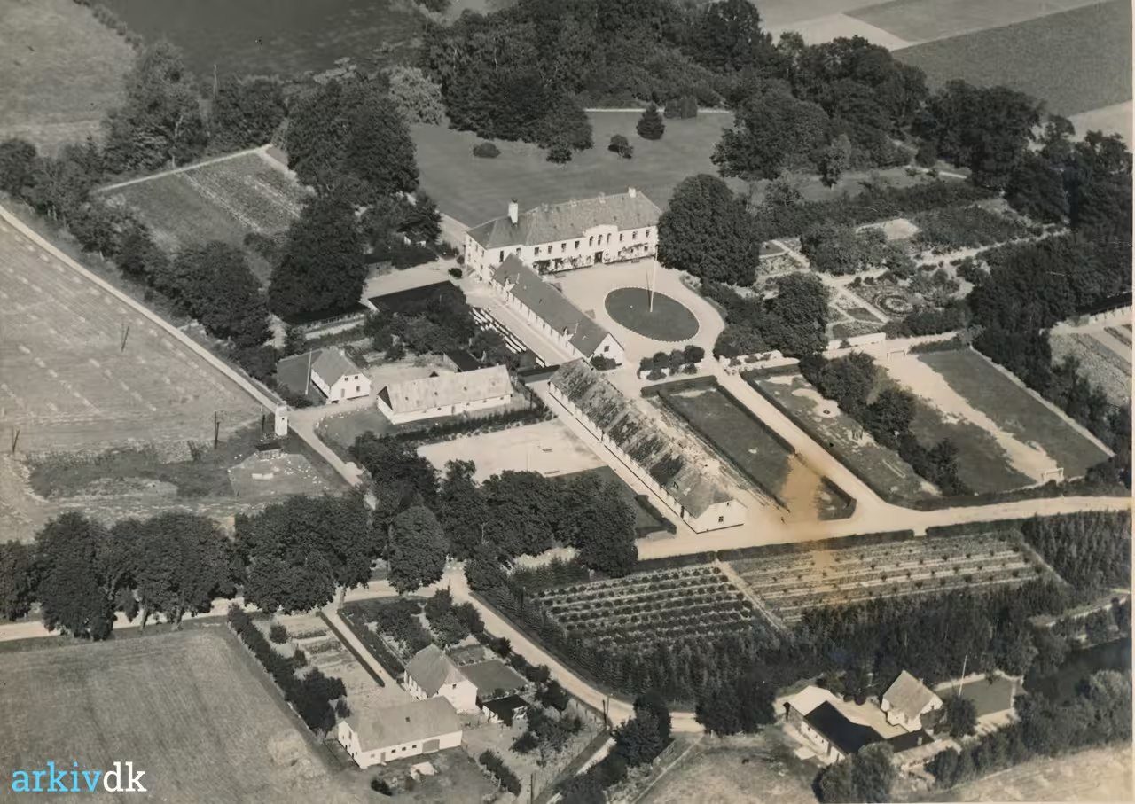 Luftfoto af Julemærkehjemmet Lindersvold med samtlige bygninger og jorderne omkring