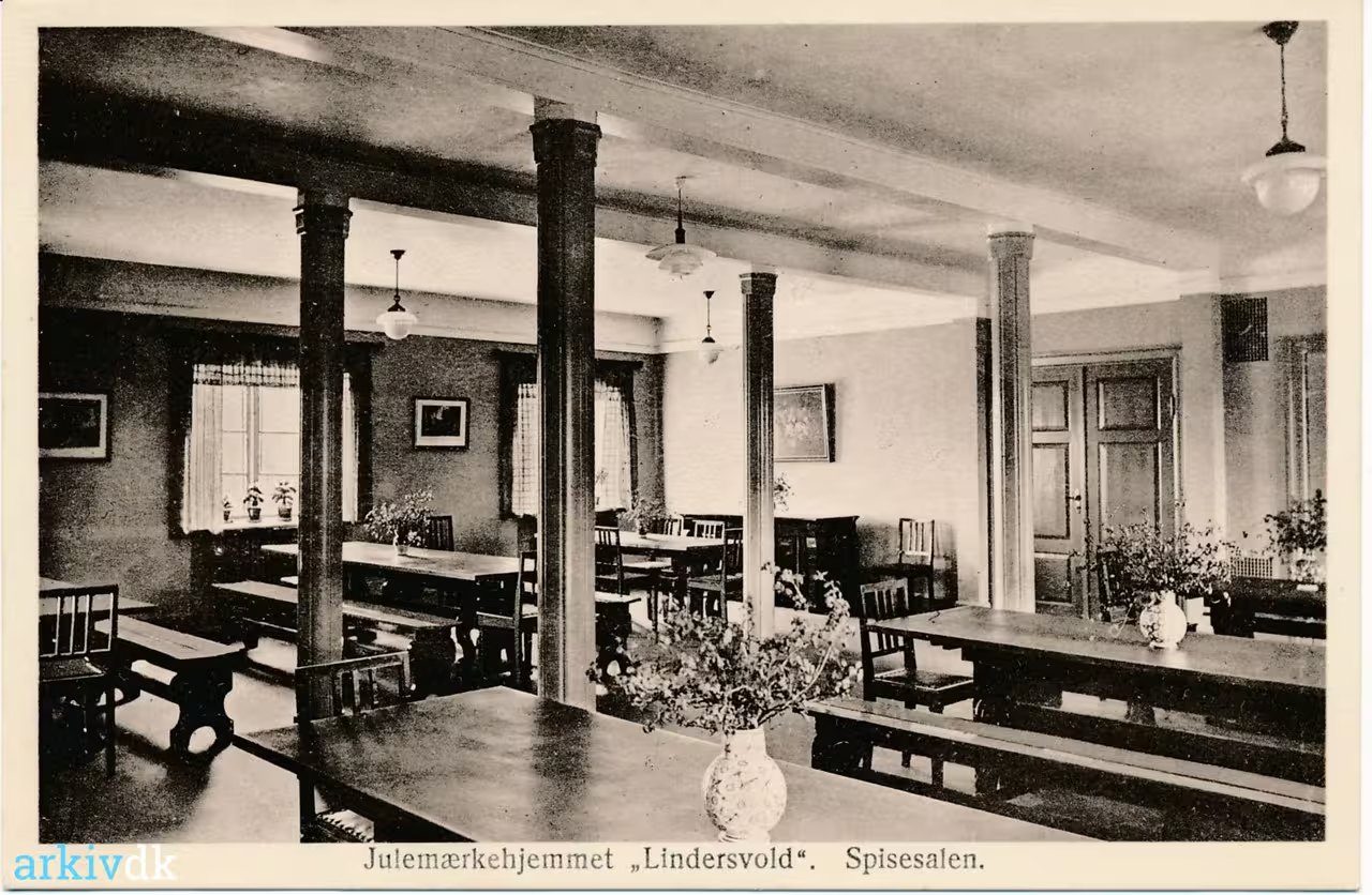 Spisesalen på Julemærkehjemmet Lindersvold, hvor hjemmets 80 drenge spiste