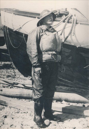 Marinus Madsen (Bunk) i fuld redningsudrustning ved redningsbåden, 1928