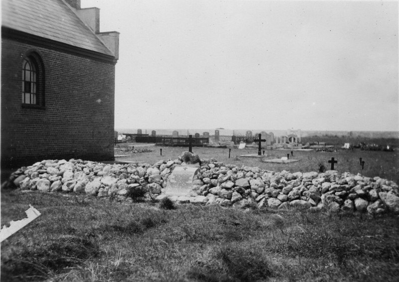 Mindesmærket på Klitmøller kirkegård over barkskibet Sleipners 13 mands besætning (strandingen 1880), rejst i Christen B